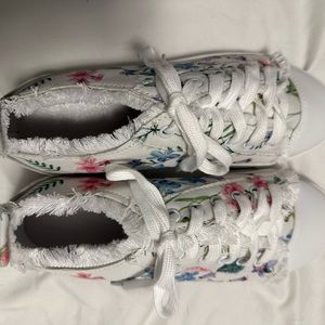 Women’s tennis shoes, Size 8